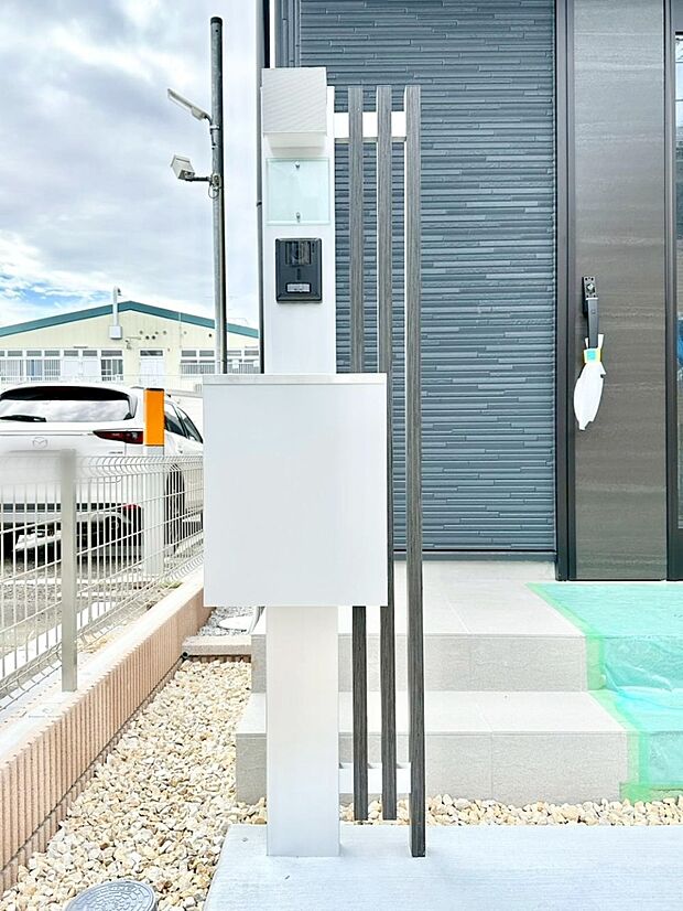 【その他現地】表札・インターホン・ポストをひとつに集約。エントランスになじむシンプルデザイン。