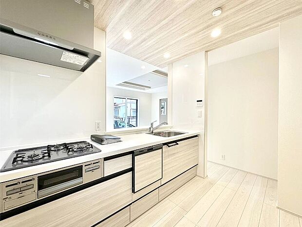 【ダイニングキッチン】料理をしながらでもご家族との会話を楽しめる対面キッチン