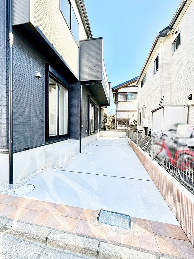 【駐車場】駐車2台可能！急なお客様の駐車に。また、ご家族の自転車スペースとしても大活躍。