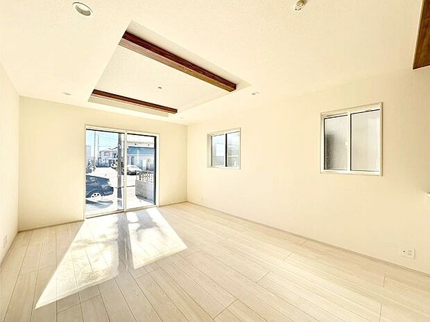 【ダイニング】明るい陽光が注ぎ、寛ぎの雰囲気に満たされるダイニング。   