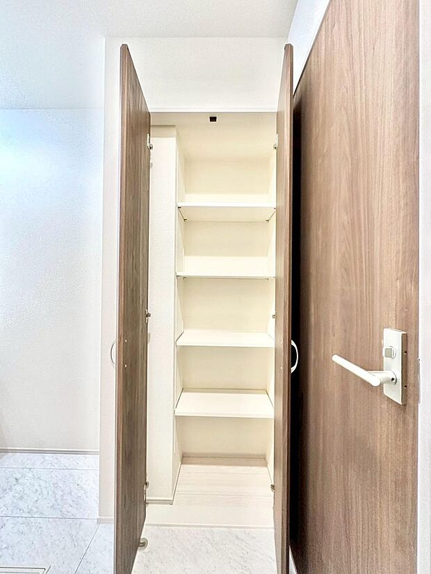 【その他設備(リネンスペース)】便利なリネン庫で、スッキリした使いやすい洗面室に  