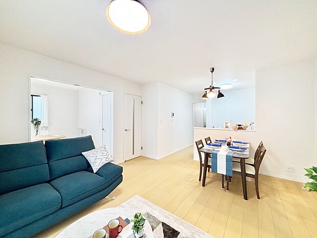 【ダイニング】家族の笑顔が自然と生まれてくる、そんな雰囲気のダイニングに仕上がっています。