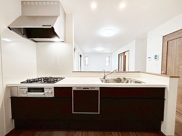 【ダイニングキッチン】カウンター越しにお話しをしながら毎日のお料理をもっと楽しく