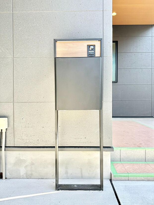 【その他現地】シンプルデザインのポスト。