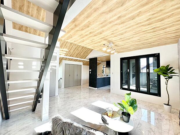 【リビング】ご家族の賑やかな話し声で包まれる明るいリビング