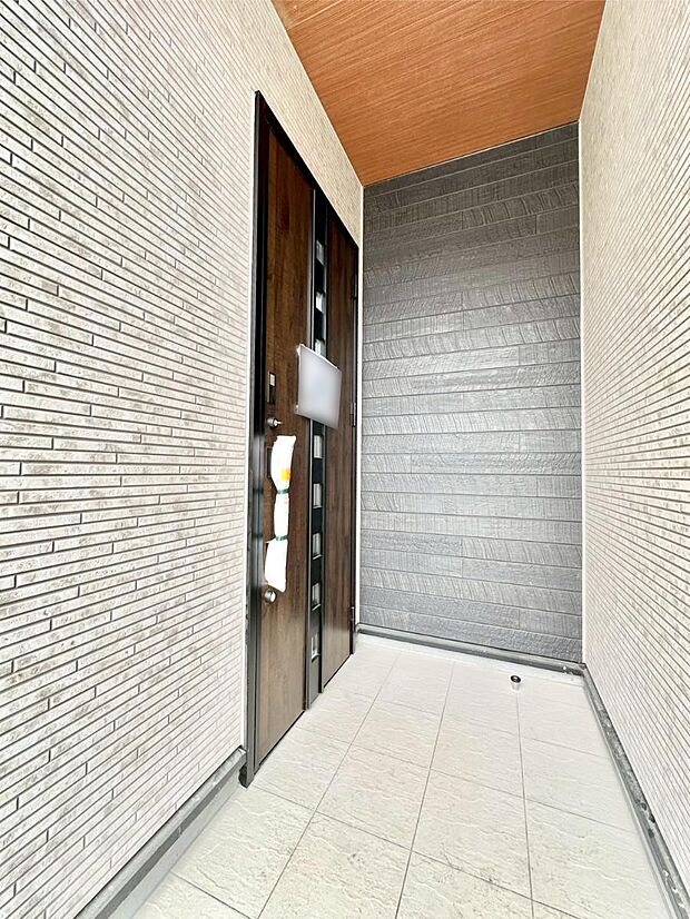 【玄関】大切な家族、来客を出迎える玄関。
