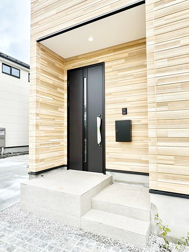 【玄関】玄関前は雨が降っても濡れにくい屋根付き