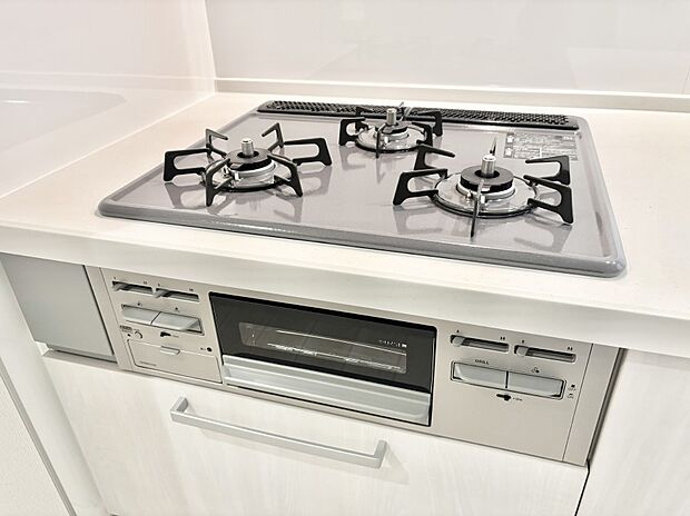 【その他設備(Siセンサーコンロ)】ガスコンロはSiセンサー搭載。火力調節や焦げ付き・消し忘れも防いでくれます。