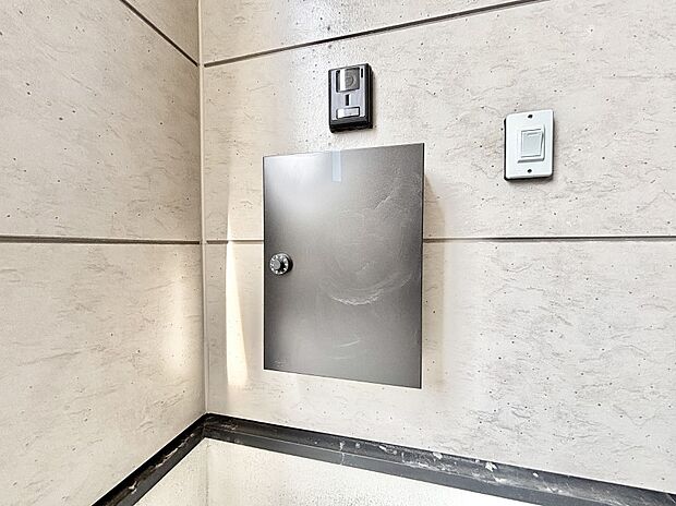 【その他現地】シンプルデザインのポスト。