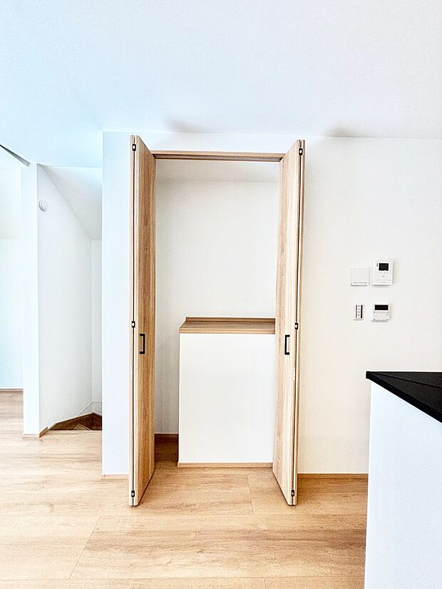 【その他設備(リビング収納)】リビング収納。ここに収納があると物が集まるLDKがスッキリ片付きそうですね。