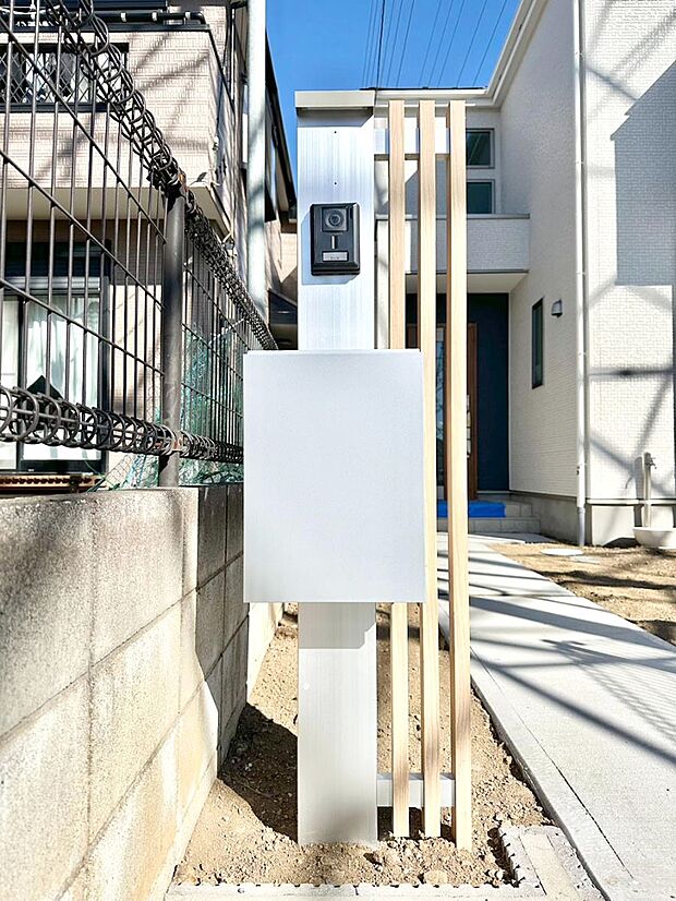 【その他現地】シンプルデザインのポスト。