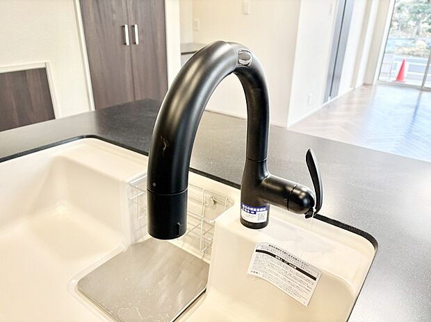 【その他設備(浄水器)】いつでも清潔なおいしいお水を。一つの水栓で水道水と浄水を使い分け。