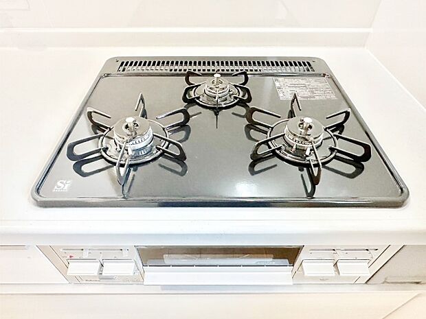 【その他設備(Siセンサーコンロ)】ガスコンロはSiセンサー搭載。火力調節や焦げ付き・消し忘れも防いでくれます。