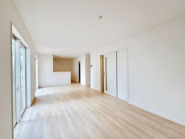 【ダイニング】日当たりの良いリビング。お気に入りのグリーンを飾れば更に心地よさがアップ！