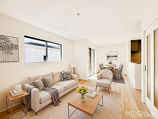 【リビング】ご家族の賑やかな話し声で包まれる明るいリビング  ※家具はCGです　