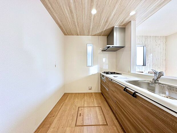 【ダイニングキッチン】爽やかな風が通り抜けるキッチン。窓があるので明るく換気にも役立ちます。