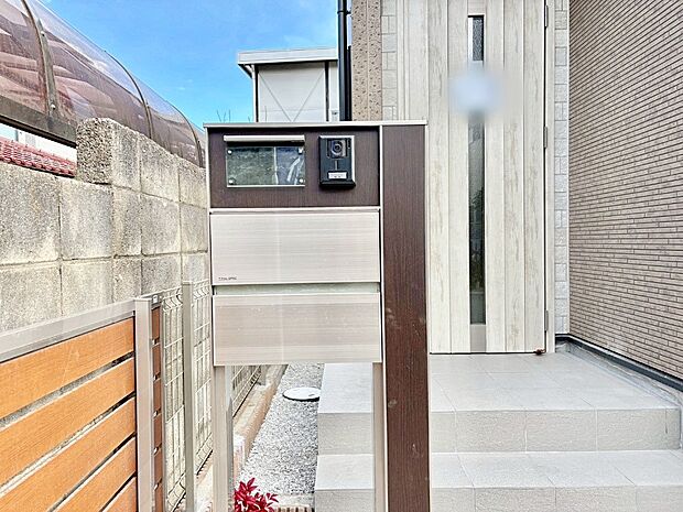 【その他現地】表札・インターホン・ポストをひとつに集約。エントランスになじむシンプルデザイン。