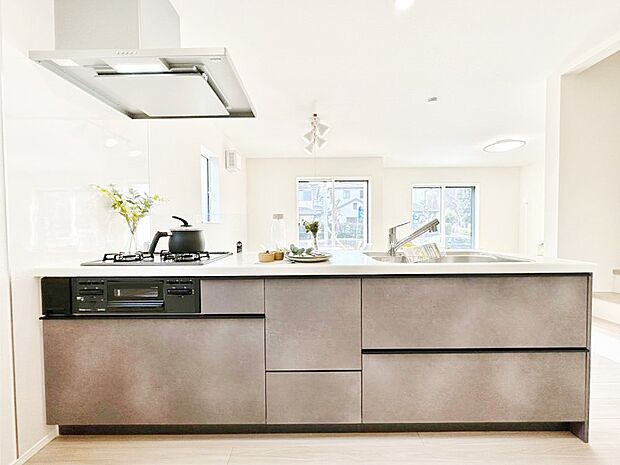 【キッチン】毎日使うキッチンだから、使いやすさ＆お手入れのしやすさにこだわりました。 