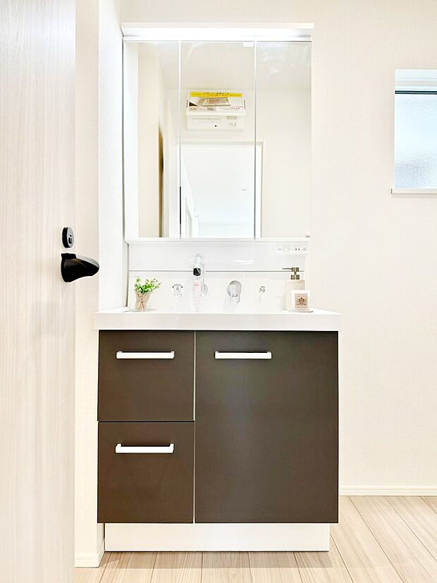 【洗面台・洗面所】スタイリングに便利な三面鏡、ミラーキャビネットで細かい物スッキリ