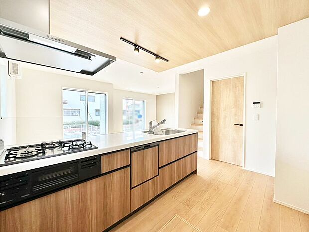 【キッチン】リビングで遊ぶお子様を見守りながらお料理ができる対面キッチン