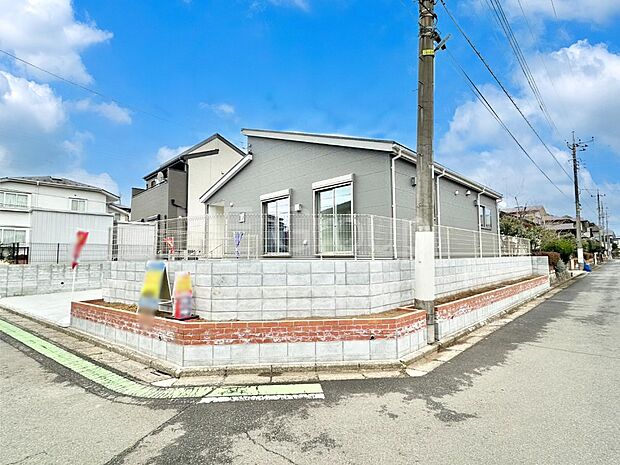 【現地外観写真】洗練された外観、上質な住空間が広がる室内は永く安心して過ごせる住居です。 