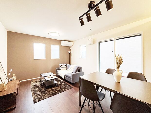 【リビング】大きな窓からたっぷりの陽光と風を感じられるリビング