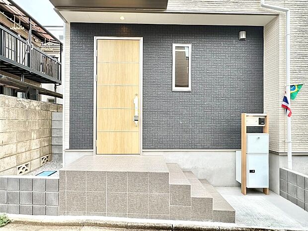 【玄関】住まいの顔を演出する、玄関ドア。 