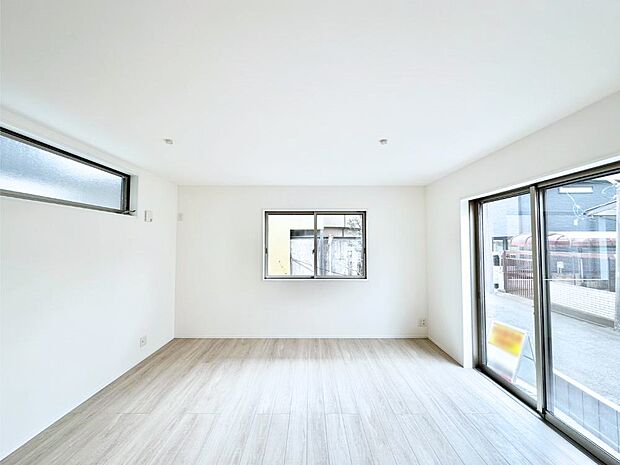 【ダイニング】日当たりの良いリビング。お気に入りのグリーンを飾れば更に心地よさがアップ！