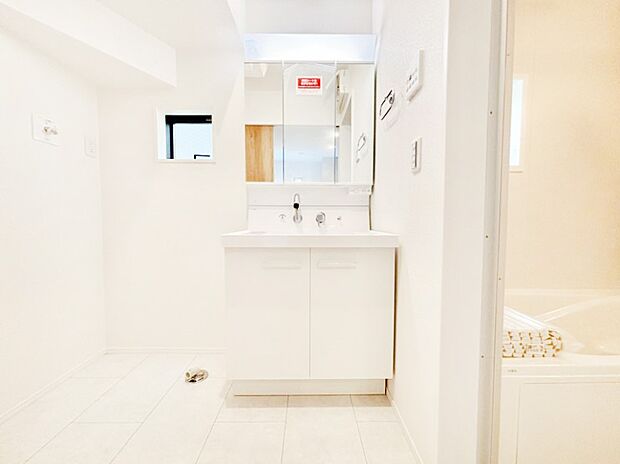 【洗面台・洗面所】三面鏡キャビネット・シャワー付き洗面化粧台で忙しい朝の身支度もスムーズに!