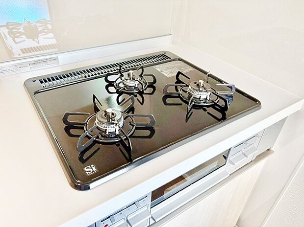 【その他設備(Siセンサーコンロ)】ガスコンロはSiセンサー搭載。火力調節や焦げ付き・消し忘れも防いでくれます。