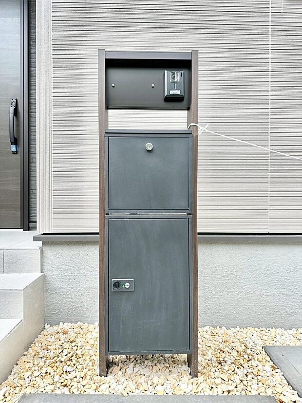【その他現地】表札・インターホン・ポスト・宅配BOXをひとつに集約。エントランスになじむシンプルデザイン。