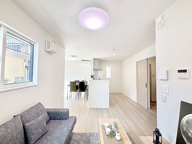 【リビング】対面キッチン＆リビングイン階段を採用した家族の絆深まるＬＤＫ