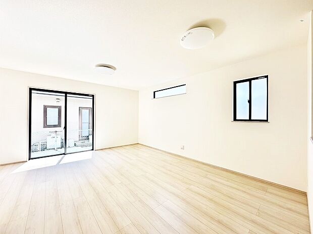 【リビングダイニング】大きな窓からたっぷりの陽光と風を感じられるリビング