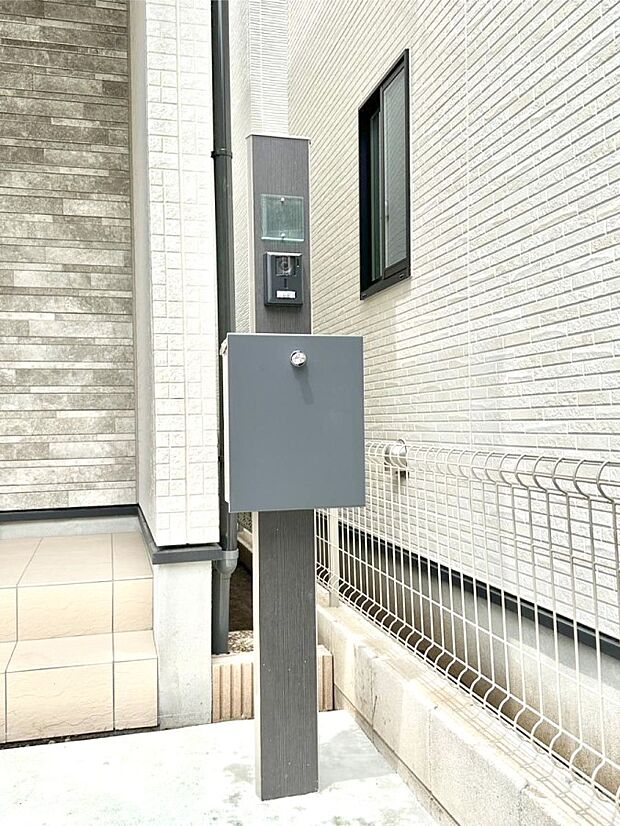 【その他現地】シンプルデザインのポスト。