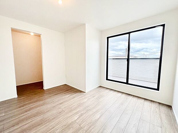 【寝室】明るいバルコニーサイドに洋室を設置。目覚めの良い寝室に。