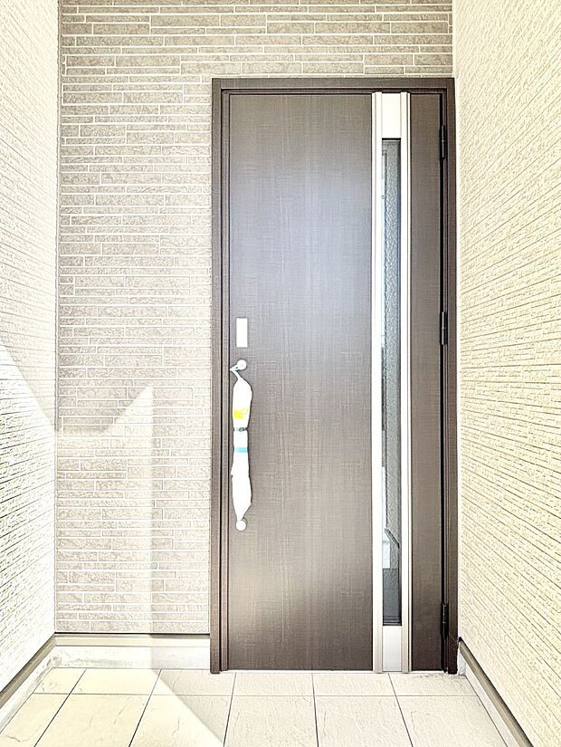 【玄関】大切な家族、来客を出迎える玄関。