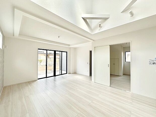 【リビングダイニング】折上天井は立体的な奥行きがあるので、天井が広く見えて開放的な空間を演出できます。