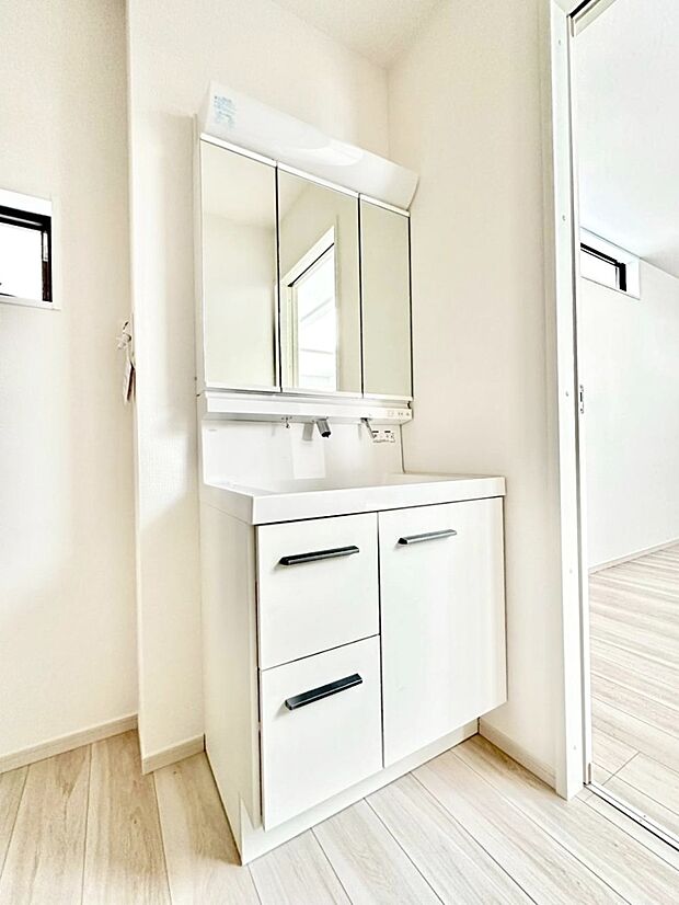 【洗面台・洗面所】三面鏡の裏に、化粧品や衛生用品などを収納可能。洗面台をすっきりと保ちます！