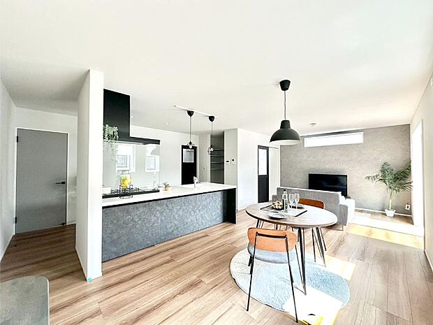 【リビングダイニング】落ち着いた雰囲気のＬＤＫは家族みんなの快適空間  