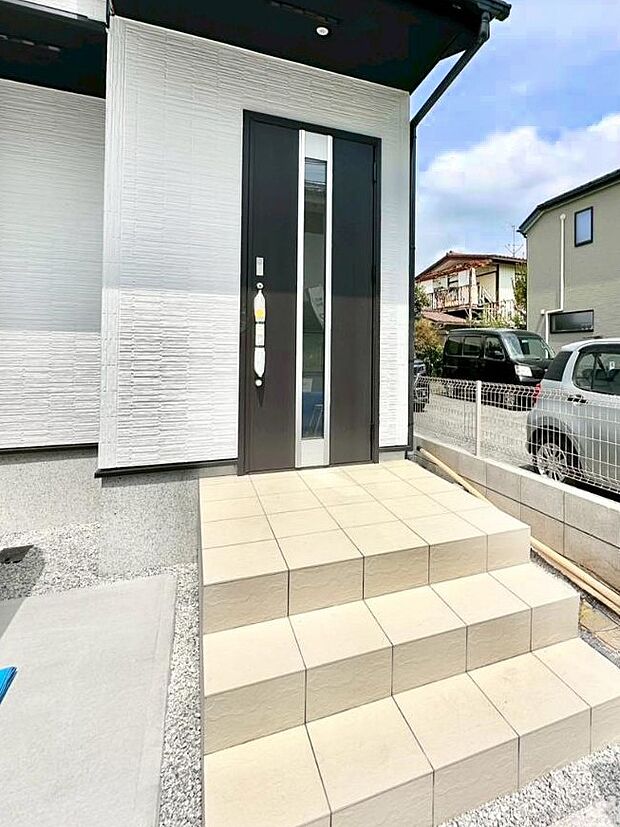 【玄関】大切な家族、来客を出迎える玄関。