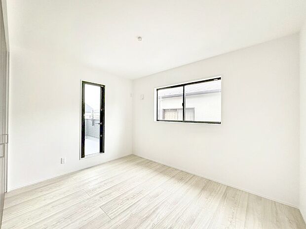 【子供部屋】２面採光で気持ちよく自然光が取り入れられるのでお子様のお部屋にもピッタリ