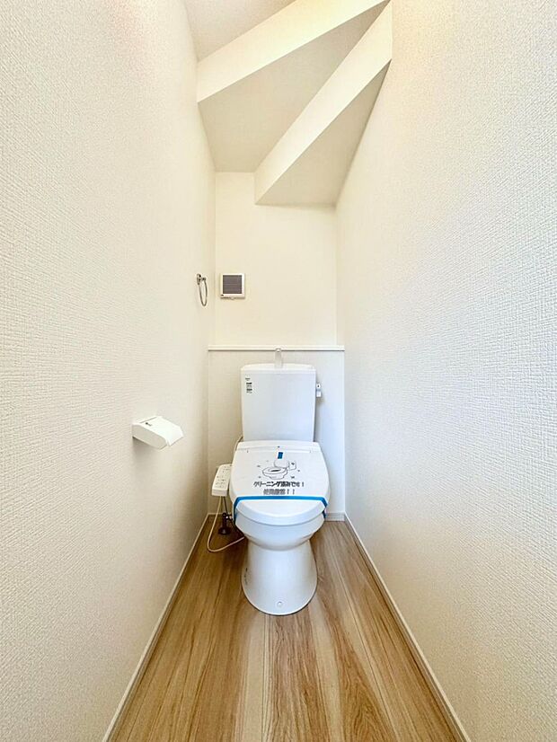 【トイレ】トイレは1階と2階それぞれに配置されていてとても便利です。 