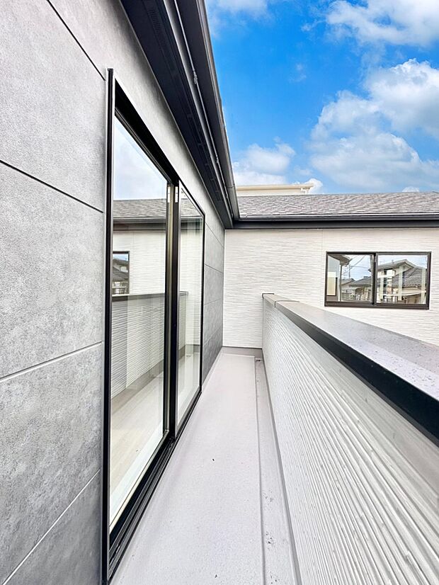 【バルコニー】ゆったりバルコニーだから沢山お洗濯ものを干せます。