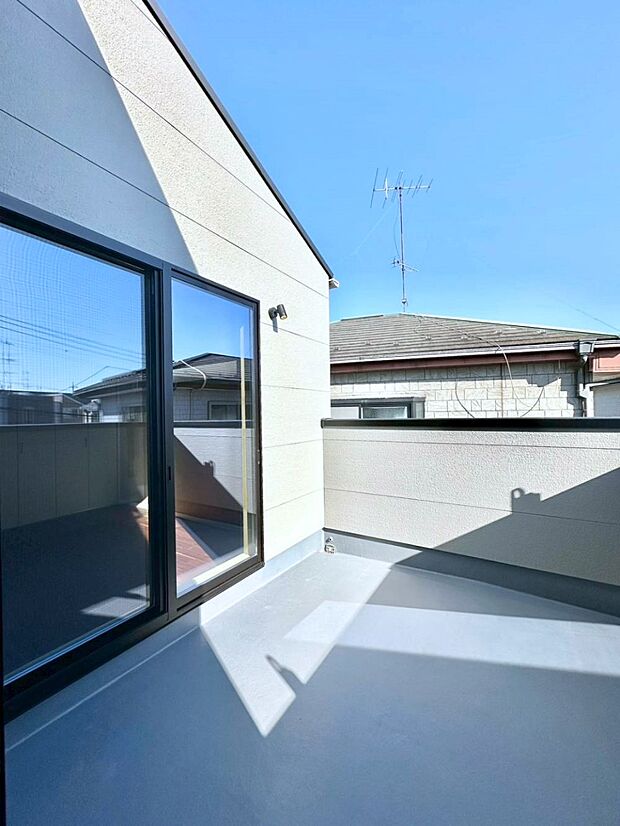 【バルコニー】ゆったりバルコニーだから沢山お洗濯ものを干せます。