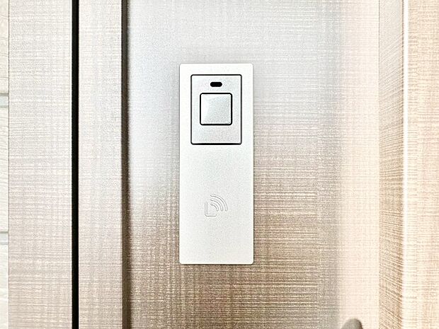 【その他現地】ボタンを押してかざすだけ！玄関ドアは電子キー仕様です。