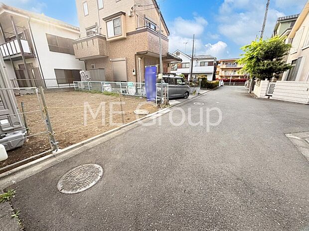 【前面道路含む現地写真】見通しの良さとともに、街並みに開放感を与えてくれます。