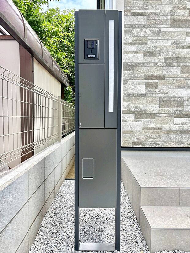 【その他現地】表札・インターホン・ポスト・宅配BOXをひとつに集約。エントランスになじむシンプルデザイン。