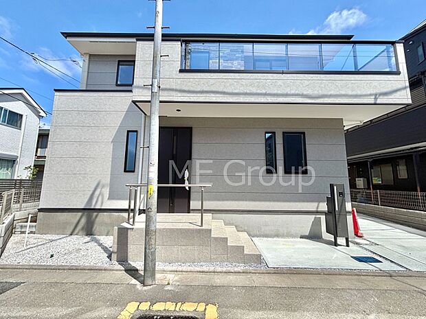 【現地外観写真】洗練された外観、上質な住空間が広がる室内は永く安心して過ごせる住居です。 