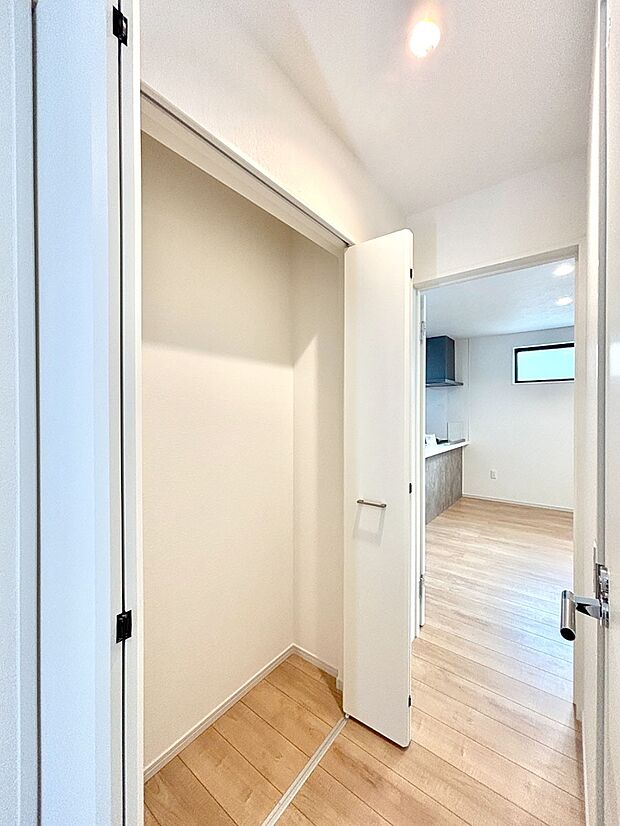 【その他設備(玄関ホール収納)】玄関ホール収納です。掃除道具やお出かけ用グッズの収納に便利です。