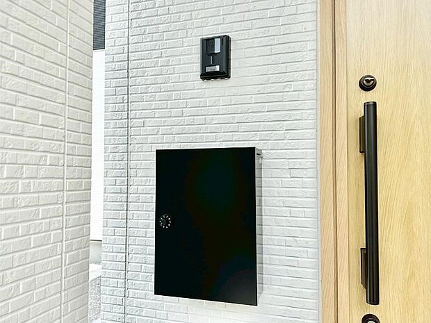 【その他現地】シンプルデザインのポスト。